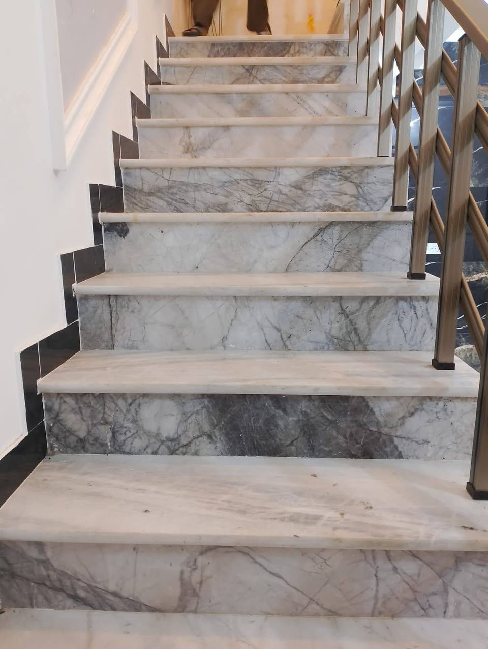 السلام عليكم بيت بالشاء ع الشارع العام مساحه 130متر صارله 8اشهر من كامل
***********
