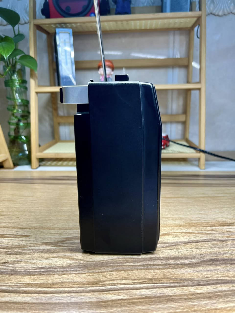 بعد اذن الآدمن
عندما تتكلم اليابان قطعة من زمن الجودة
National Panasonic RQ-517S
شاهد صادق على عصرٍ كانت فيه الصناعة تُبنى على الإتقان لا على الاستهلاك تحفة كلاسيكية من إرث الصوت الياباني تصميم متوازن حضور هادئ و هوية لا تخطئها عين الهاوي الحقيقي
هذا جهاز :
- من يبحث عن النوستالجيا الصافية
- من يُقدّر قيمة الزمن الجميل
- ومن يعرف أن بعض الأشياء لا تُقتنى بل تُحترم
- صناعة يابانية ١٩٧٥
- موجتين راديو Am-Fm 
-يعمل على الكهرباء المباشر او بطاريات عدد ٤ حجم كبير او محولة خارجية ٦ فولت
لمن يعرف قيمة ما يقتني
للحجز مراسلة الصفحة او مراسلة واتساب على الرقم ***********
#الجميع
#راديوات_انتيكة
#راديو_قديم
#راديو_نادر
#تحف_وانتيكات
#انتيكات
‏#VintageRadio
‏#AntiqueRadio
#هواة_التحف
#بيع_وشراء
#العراق
