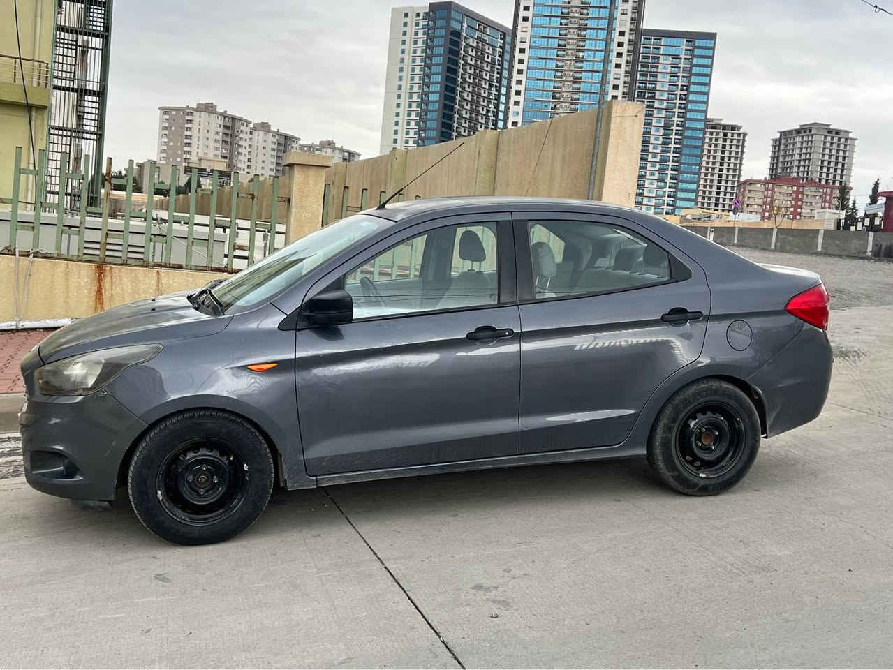 فورد فیگو 
2016
$70 
سەقف و سنوق پەمپە لەسەر کالبونەوە
تۆماتیك
٢ جام کارەبا
 چوار پستۆنی مەرغوب 
تبرید و ساردو گەرمی ئیش ئەکات
سەنەوی بەسەر چوە ٣ گەلا غرامه 
*********** السليمانية, العراق
