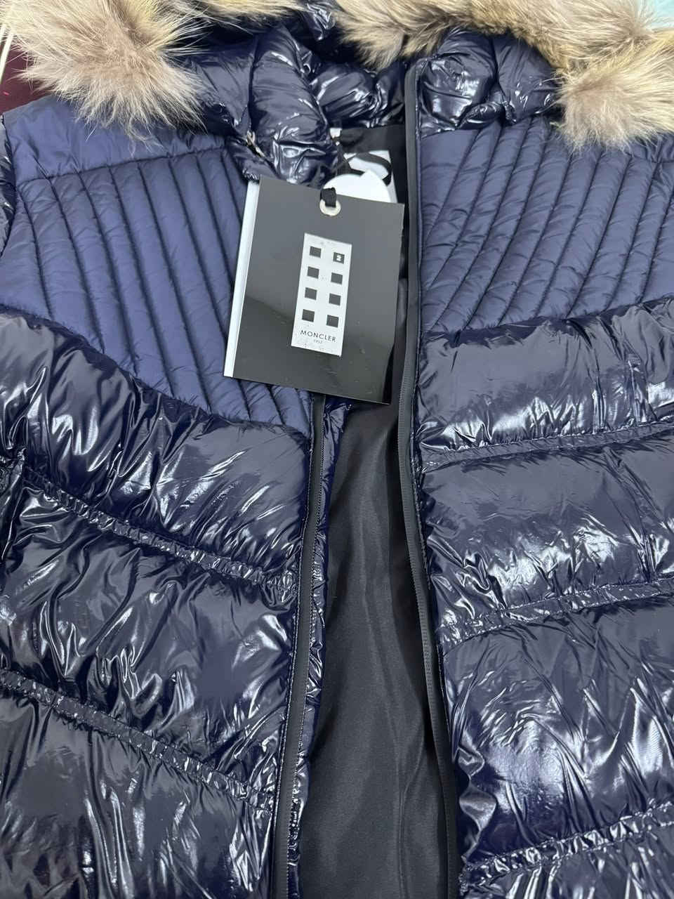 جاكيت ماركة تركية مطرية جديدة غير ملبوسة قياس XL للبيع ***********
