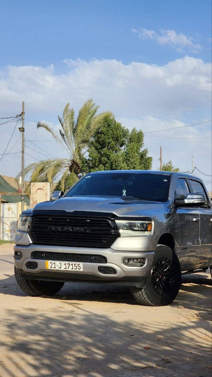 السَلٱمٌ عـَلـْيگمّ-ۈرحـْمّـٌة ٱللـّہ ﯙبُرگـّاتہ
للبيع دوج رام 2021(SPORT) فول مواصفات 1/1;
ممشه السياره 52 الف mi(قابله للزياده) 
المواصفات: 
1/ محرك V8 سعة 5.7 لتر بقوة 395 حصان 
2/ناقل الحركة أوتوماتيكي 8 سرعات
3/اللون سلفر داخل اسود 
4/الدفع دفع رباعي
5/الاستهلاك الوقود8 كم/لتر داخل المدينة و 10.2 كم/لتر على الطريق السريع
6/التسارع من 0 إلى 100 كم/س في 6.8 ثانية
7/المقاعد مقاعد أمامية قابلة للتهوية 
8/النظام الصوتي نظام صوتي ألباين بـ10 سماعات
9/الشاشة شاشة لمس قياس 8.4 إنش
10/السلامة 6 وسائد هوائية، نظام منع انغلاق المكابح، نظام التحكم الإلكتروني بالثبات
11/كامره اماميه 
12/كامره دواره خلفيه
13/جامه خافيه كهرباء 
14/بنرامه سقف
15/كير موس
16/حساسات اماميه
17/حساسات خلفيه
18/كامره اماميه
19/وقوف ذاتي
20/رادارات
21/رقم السياره سليمانيه دولي
22/ تضليل نسبه 80%
23/ضرر السياره كلين تايتل بدون حادث 

الاستفسار: ***********

مكان السياره:بابل_حله
