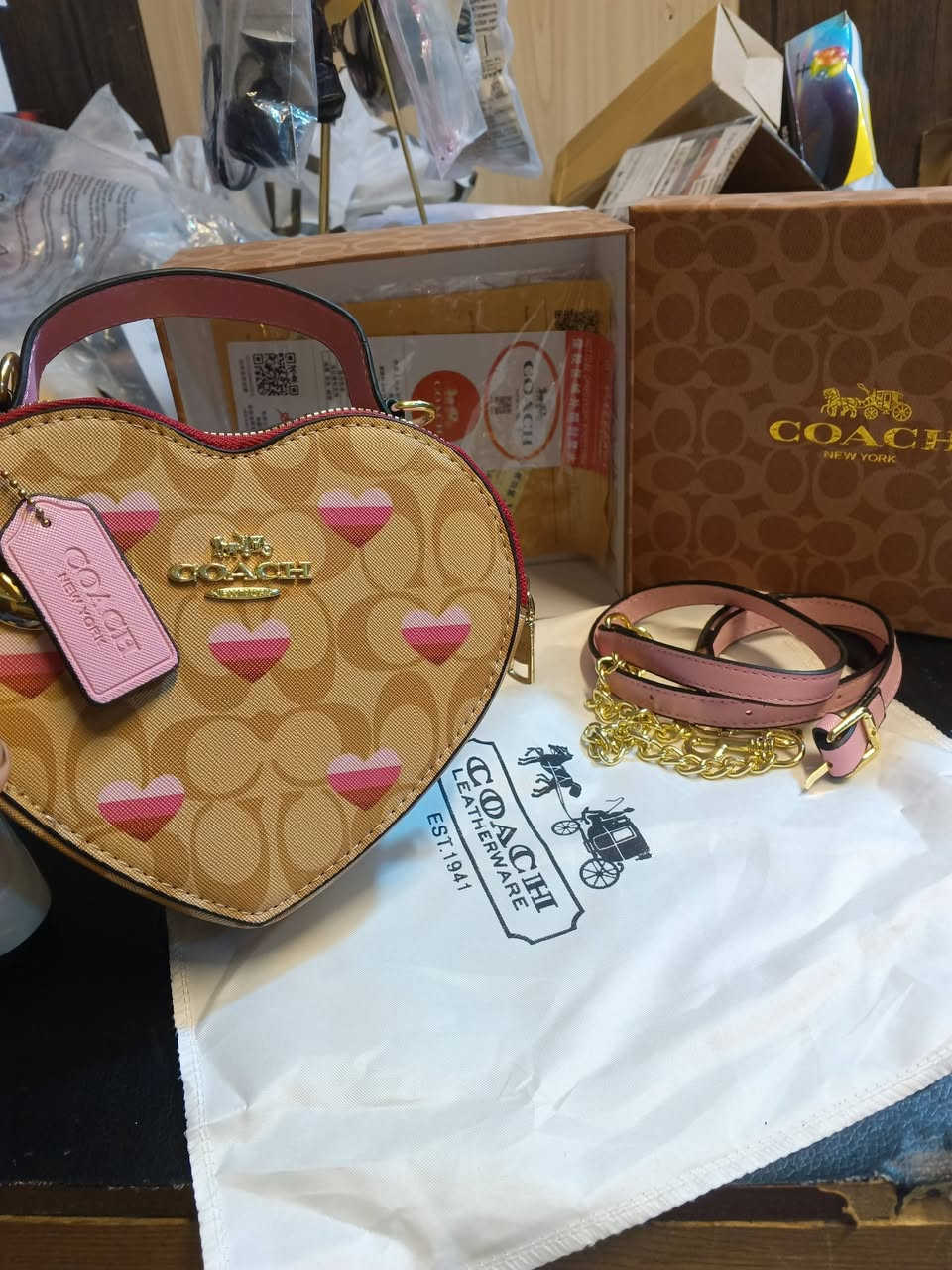 شنطة COACH أصلية
الموديل: Heart Bag (شكل قلب)
الحالة: جديد/بحالة ممتازة
المحتويات:
✔️ الشنطة نفسها
✔️ حزامين (حزام طويل + سلسلة ذهبية)
✔️ كيس الغلاف الأصلي
✔️ علبة وكرت الضمان
💰 السعر النهائي: ٢٥,٠٠٠ د.ع (شامل التوصيل)
***********
