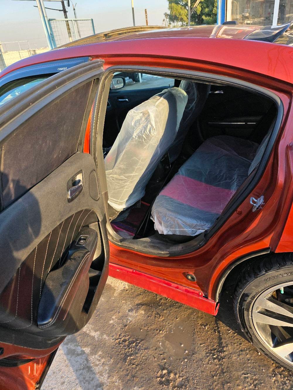 سيارة دودج تشارجر لون خمري للبيع. السيارة نظيفة ومصانة بشكل جيد من الداخل والخارج. الميزات تشمل محرك قوي وتصميم رياضي جذاب. السيارة مثالية لعشاق القيادة الممتعة والقوة.