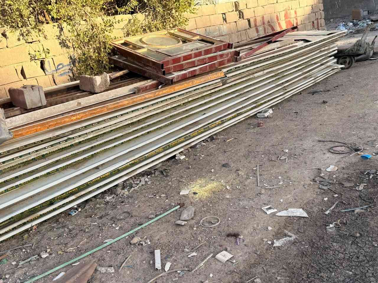 سندويش مستعمل 9 متررالعدد 8 +6الطول 4 ونص متر شخاط17 طول 6 متر هنكلاين العدد 2 طول 6 متر سعر المتر عله 9 الف.   العنوان البصره حي الزيتون رقم الهاتف ***********
