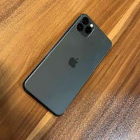 آيفون 11برو ماكس للبيع  بطاريه 85 نضافه 90 ما مبدل بي اي شي نضيف على ف...