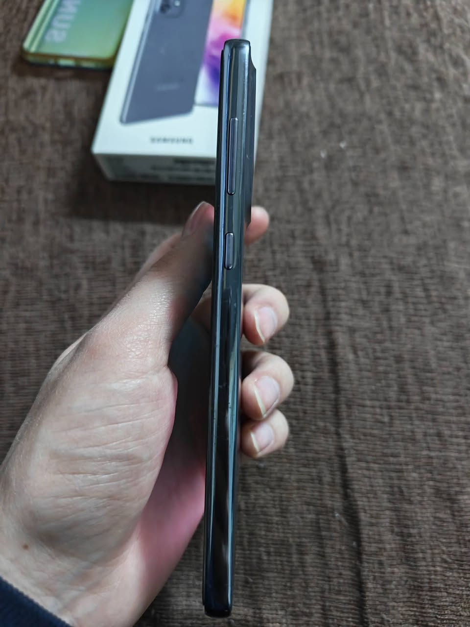 للبيع: Samsung A73 5G (أخو الجديد) 
• ​الذاكرة: 256 جيجابايت.
• ​الرام: 8 جيجا.
• ​النظافة: إستعمال قليل جداً ونظيف بحالة الوكالة.
• ​البطارية: ممتازة جداً وتدوم وقت طويل (غير متعبة).
• ​الملحقات: كامل غراضه الأصلية ويا الكرتونة.
​💵 السعر: 250 ألف دينار .
📍 الموقع: [ بابل - المحاويل ]
📥 للتواصل: يرجى المراسلة على الخاص أو الاتصال: [رقم الواتساب *********** ]
