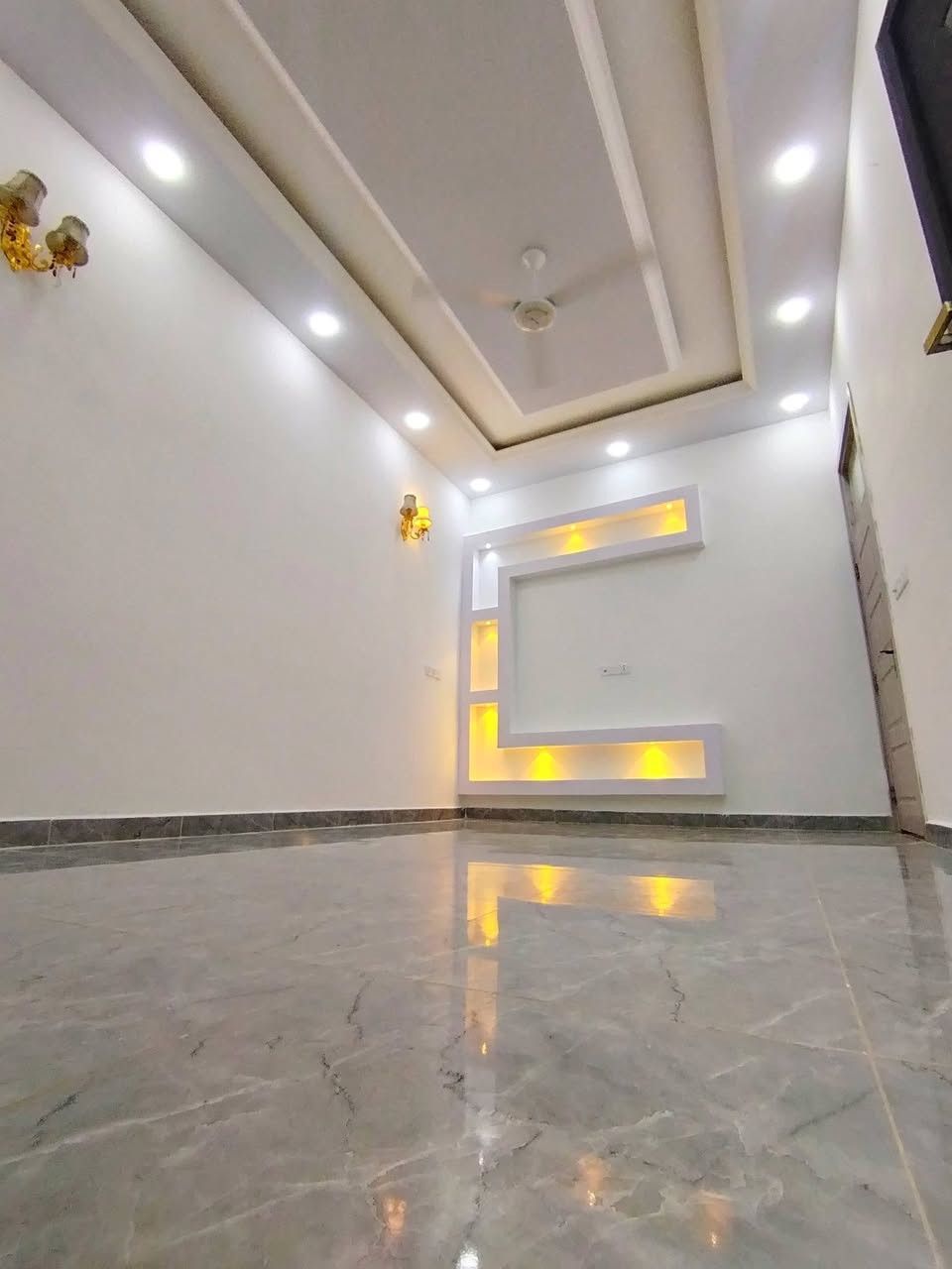 دار حديثة جاهزة للسكن 
📍 الموقع: بعقوبة – تقاطع القدس – دور الزراعة الثالثة
🏡 دار بطابع حديث وتشطيب فاخر – طابقين
في موقع مميز وخدمات مكتملة، دار سكنية جاهزة بدون أي أعمال إضافية، تصميم عملي وتشطيب نظيف مناسب للعوائل.
✨ تفاصيل العقار:
المساحة: 100 متر
طابقين بتوزيع مدروس
صالة استقبال واسعة مع مطبخ حار
3 غرف نوم مريحة
3 حمامات (داخلية وخارجية)
سطحين متعدد الاستخدام
💎 المواصفات:
بناء حديث جاهز للسكن فوراً
واجهة فوم تركي فخمة
أرضيات بورسلين راقية
سقوف بنقوش مغربية أنيقة
نظام كاميرات مراقبة
⚡ الخدمات: ماء – كهرباء – مجاري – تبليط كامل
📄 طابو زراعي + سند 25
للأستفسار أكثر اتصل على الأرقام التالية او على الخاص 
ياسر فارس حسين  ***********
وسام اللهيبي  *********** 
مكتب الجزيرة لبيع وشراء الأراضي والدور السكنية
