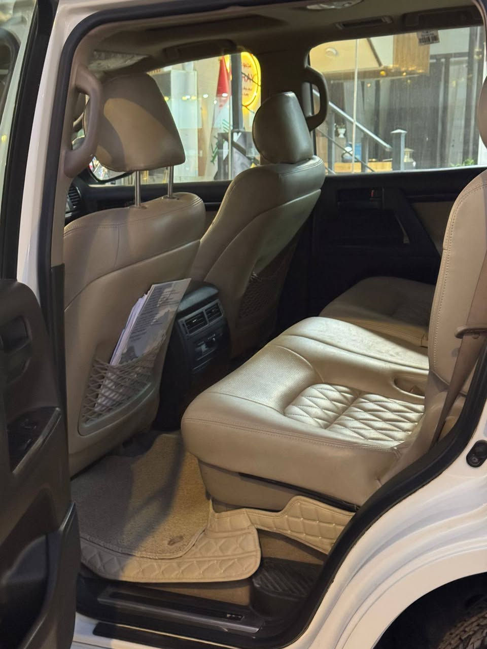 🚘 للبيع لاندكروزر 2011 🚘
✳️ اللون: أبيض
✳️ المحرك: V6
✳️ القير: أوتوماتيك
✳️ الوقود: بنزين
🔧 الحالة:
السيارة نظيفة 
مكينة ممتازة،
📄 الأوراق:
السيارة بسمي ومداور ثاني يوم 
الفحص حاضر،
الحادث الجاملغ الخلفي الايسر
💰 السعر: [٣٢٠ ]
📍 المكان: [الناصرية]
📞 للاتصال: [***********]
🔴 ملاحظة:  السيارة استخدام شخصي ونظيفة
للبيع او مراوس
