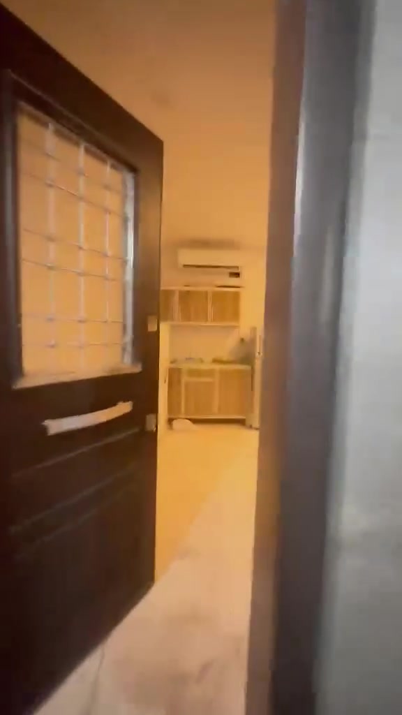 خلف باب مول منصور ط 1 
3 غرف صاله مطبخ خدمات موثث 
800$ 
غير مباش

***********
