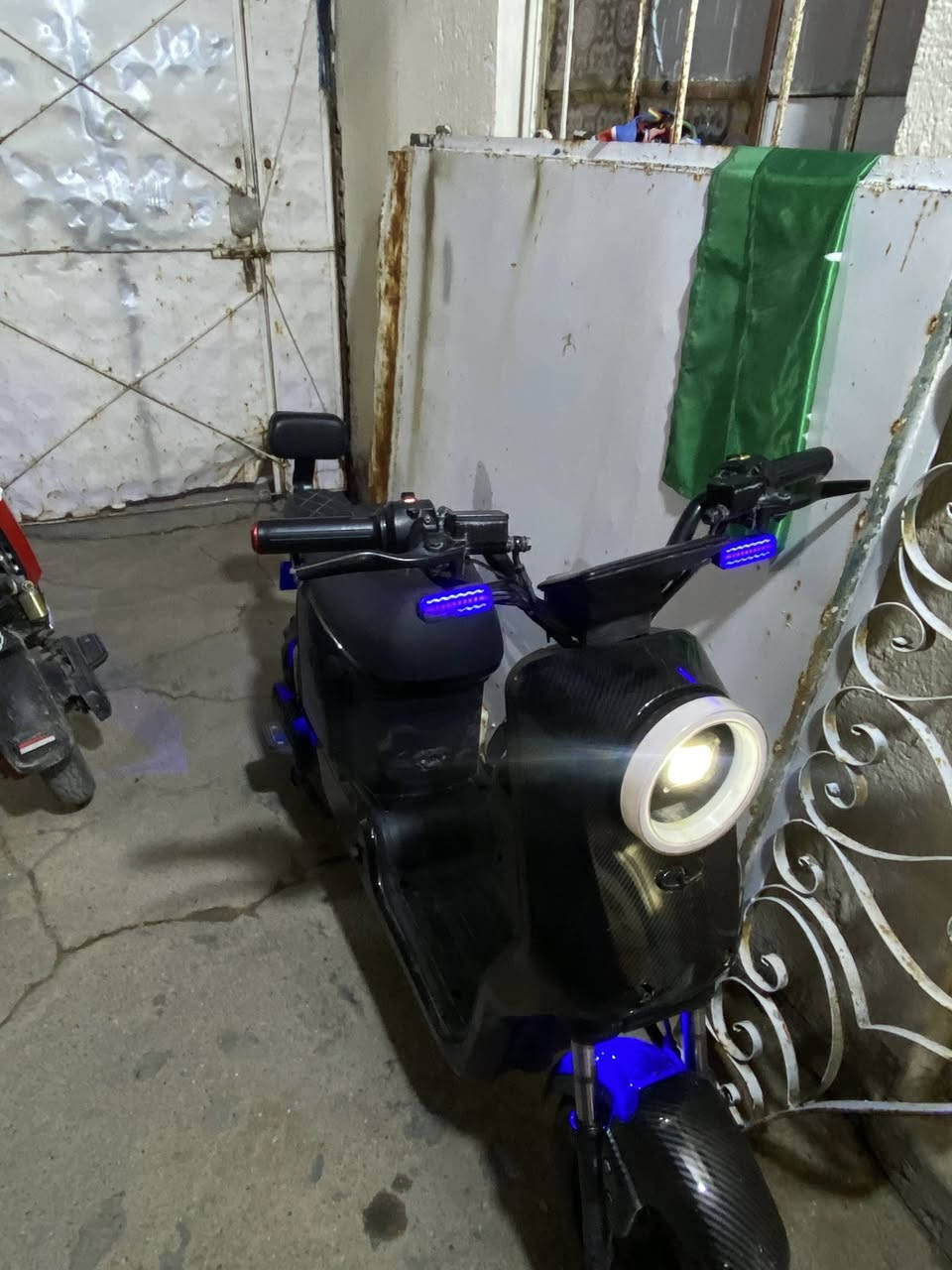 السلام عليكم
دراجه شحن R9 للبيع 
2025 
كفرات كاربون فايبر
عقل رياضي 
سعرها 380 وبيها مجال حك الجيه
***********
