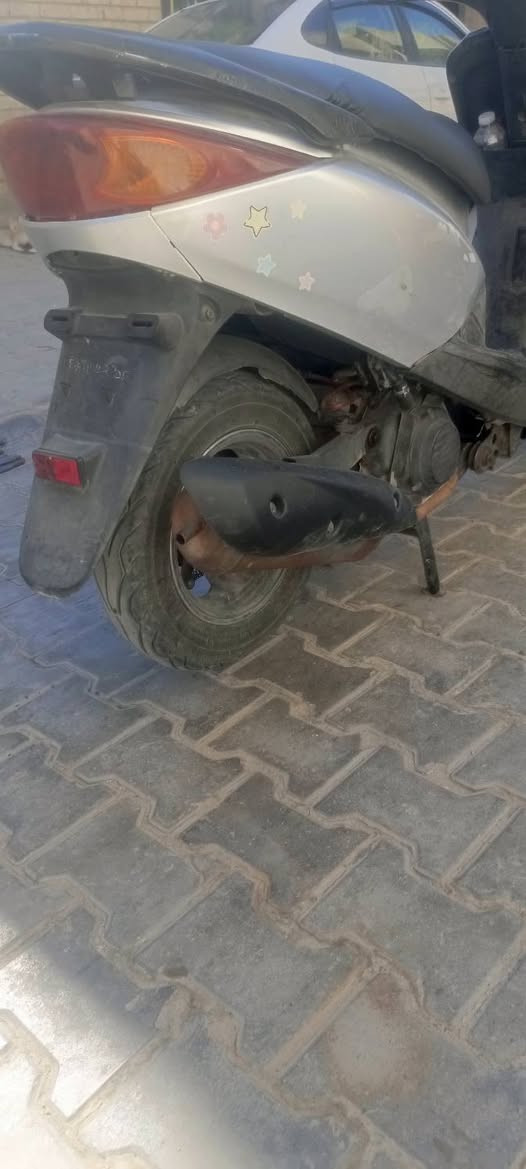 السلام عليكم دراجه بريز 140للبيع نضيفه الله شاهد شوفت عينك محرك ممفتوح كلشي شغال بيها ***********
