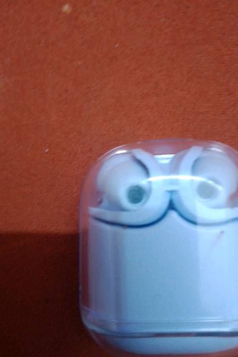 عندي سماعات بلوتوث لاسلكية بحالة جيدة، تجي مع علبة شحن فيها شاشة تعرض نسبة البطارية. مناسبة للاستعمال اليومي وتوفر عزل صوت جيد.