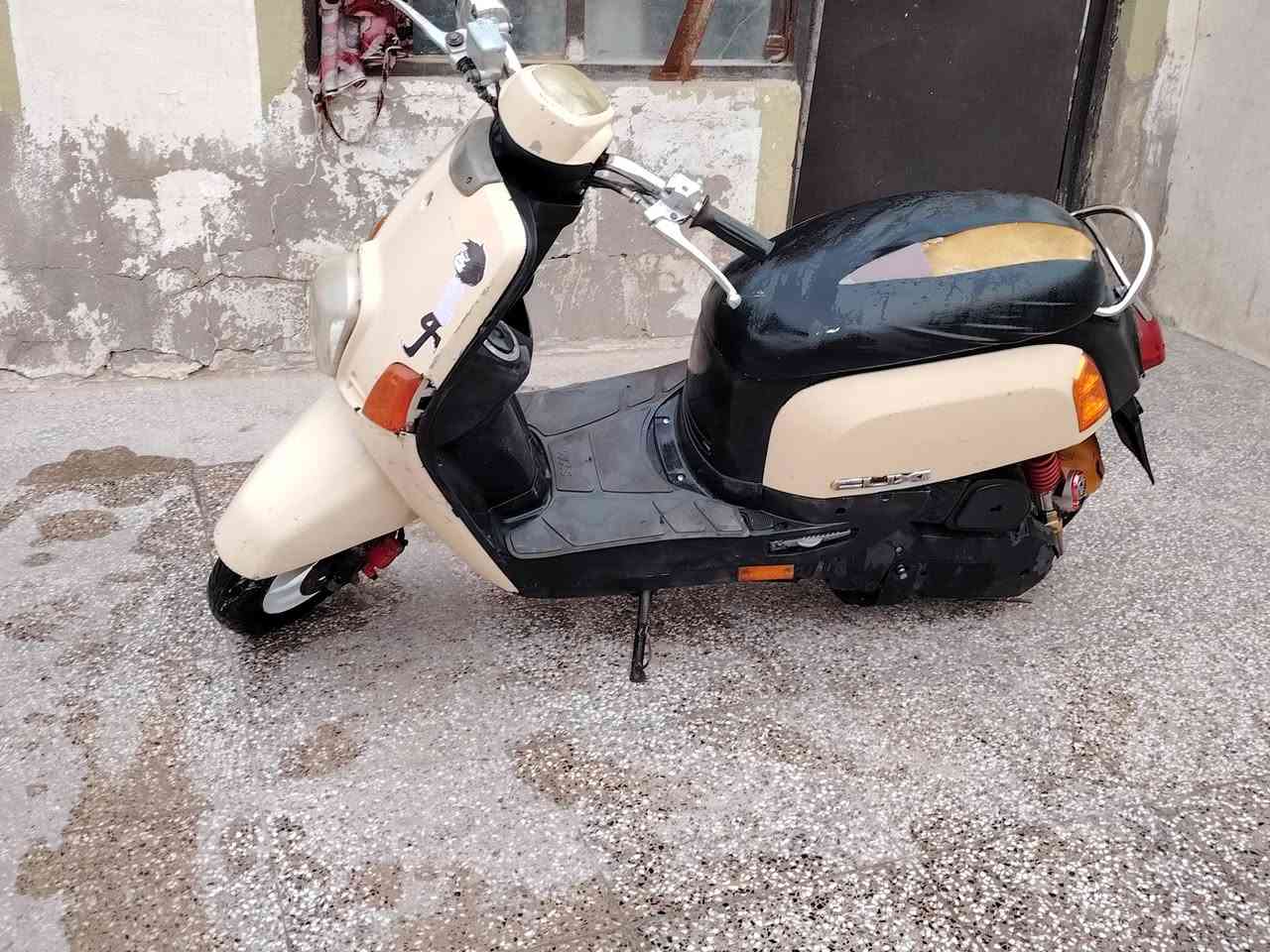 دراجه ماكس بوليسي للبيع مفتوحه بس ولفات
مره وحده مكينه نضيفه حلوه ناعمه سلف وكهربائيات كلها شغاله 
السعر 500 وبيها مجال 
مكاني كوفه 
رقم الهاتف ***********
