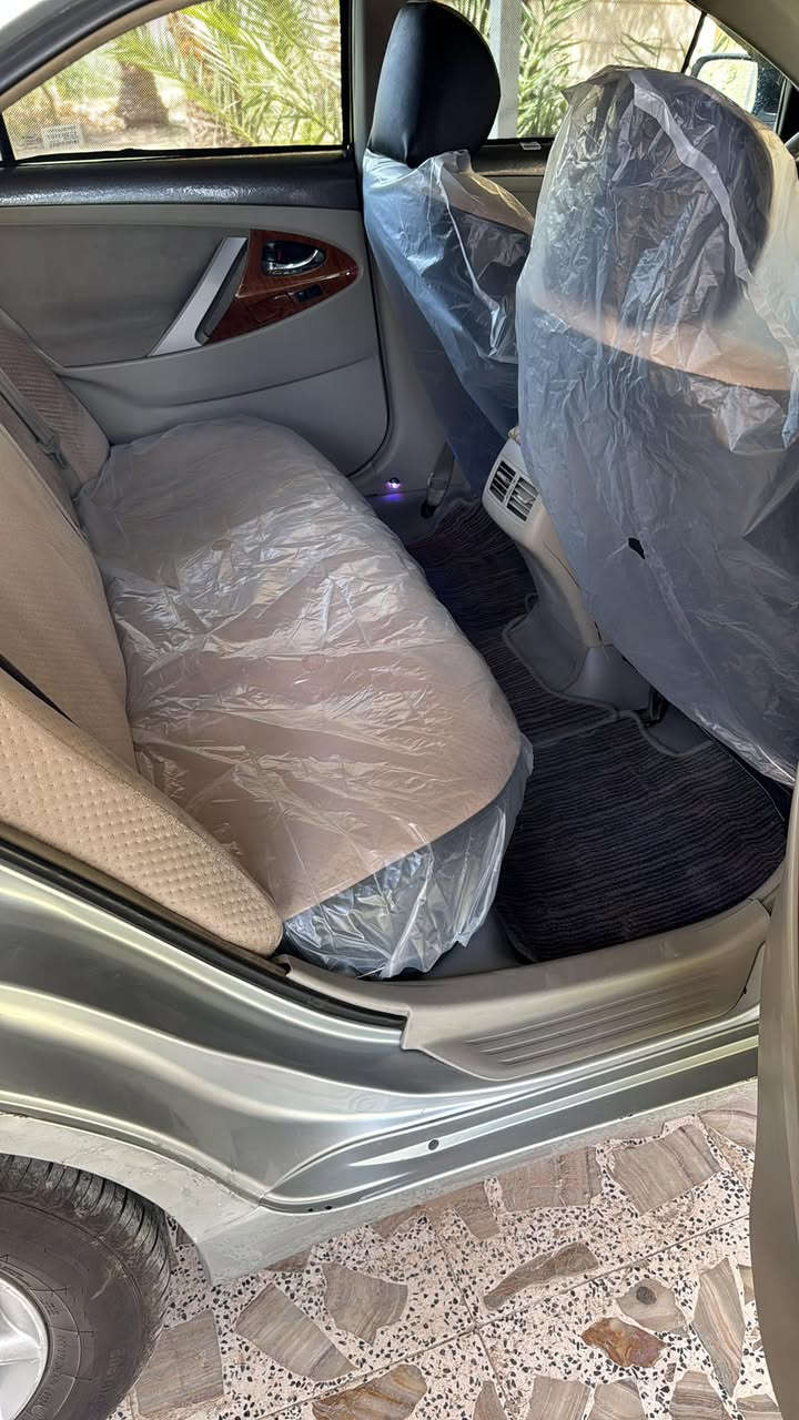 السلام عليكم 
للبيع
اليريد جديد ومكفول كتلوك الشركه بعده بيها 
تيوتا كامري 2010 خليجي كفاله عامه 
كير ومكينة بجيس بشرط 
كهربائيات بشرط
صدر امامي خلفي جديد 
تخم تاير جديد سبير جديد 
مواصفات GLX معروفه
فتحه سقف
برده خلفيه كهرباء 
اناره داخليه اضواء ترحيب 
كشن كهرباء 
تحكم ستيرن 
مثبت سرعه 
شاشه وكامرا خلفيه 
تبريد قطعتين ثلج 
حساسات امامي وخلفي 
السياره رقم بغداد دولي مشروع وطني باسمي تحويل ثاني يوم 
مكان السياره واسط الكوت مركز المدينه 
للاستفسار ***********
