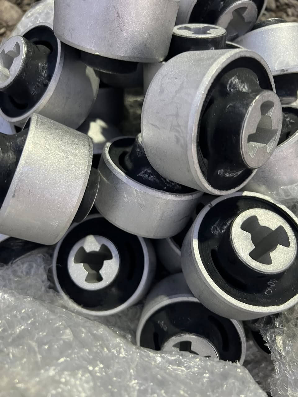 متوفر جميع البوش الخاصه بصدر TESLA
ول بوربرنات الاصليه 
الاصلي 
شركة اي في بارتس 
***********
***********
***********
