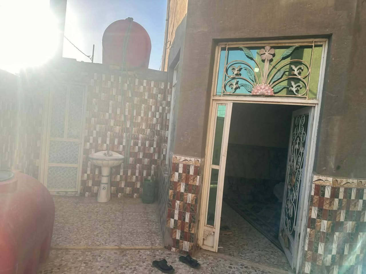 # بيت طابو صرف _بالمنطقة الوركاء - حي الزهراء الاول

                            رقم الإعلان: (12)

رقم العقار : [ 2 / 119 مقاطعه 66 الزبيه]
نوع العقار : ملك صرف 
جنس العقار : بيت ملك صرف  مع كافه الخدمات من ماء وكهرباء ومجاري تبليط ومقرنص وإضافة إلى ان موقع العقار  ممتاز. 
المساحه: ٢٥٠ متر 
تفاصيل البيت :  البيت طابقين يحتوي طابق الاول على غرفتين  والاستقبال و مطبخ و صحيات خارجية  أما طابق الثاني يحتوي على ٤ غرف نوم ومطبخ وصحيات كما هو واضح في الصور كذلك البناء بحاله جيد .  
ملاحظه/ يوجد محل ٤ م × ٥ متر  مع البيت .

يمكنكم التواصل معنا واستقبال عروضكم العقارية 
عبر الأرقام التالية:
📞 الرقم الأول: [***********]
📞 الرقم الثاني: [***********]

📞 للاستفسار - يرجى زيارة - مكتب الميراث للعقارات 
📍 عنوان المكتب: المثنى - قضاء الوركاء - بدايه حي الزهراء
