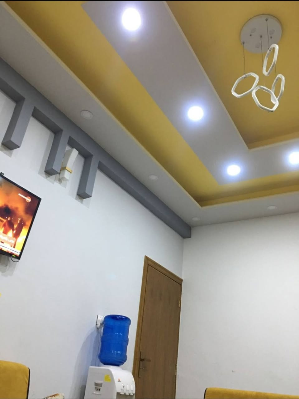 بيت للبيع في الجربوعية الأولى قرب المستوصف الصحي وجهة جسر المستشفى العام البيت خريطة كاملة غرفتين وصاله ومطبخ وبراني وصحيات عدد 2 ديكورات كاملة بناء درجة أولى سنة البناء 2021  خدمات كاملة مدارس مستوصف قريب على الفورتات  السعر مناسب اي تواصل على الخاص او الاتصال على الرقم ***********
