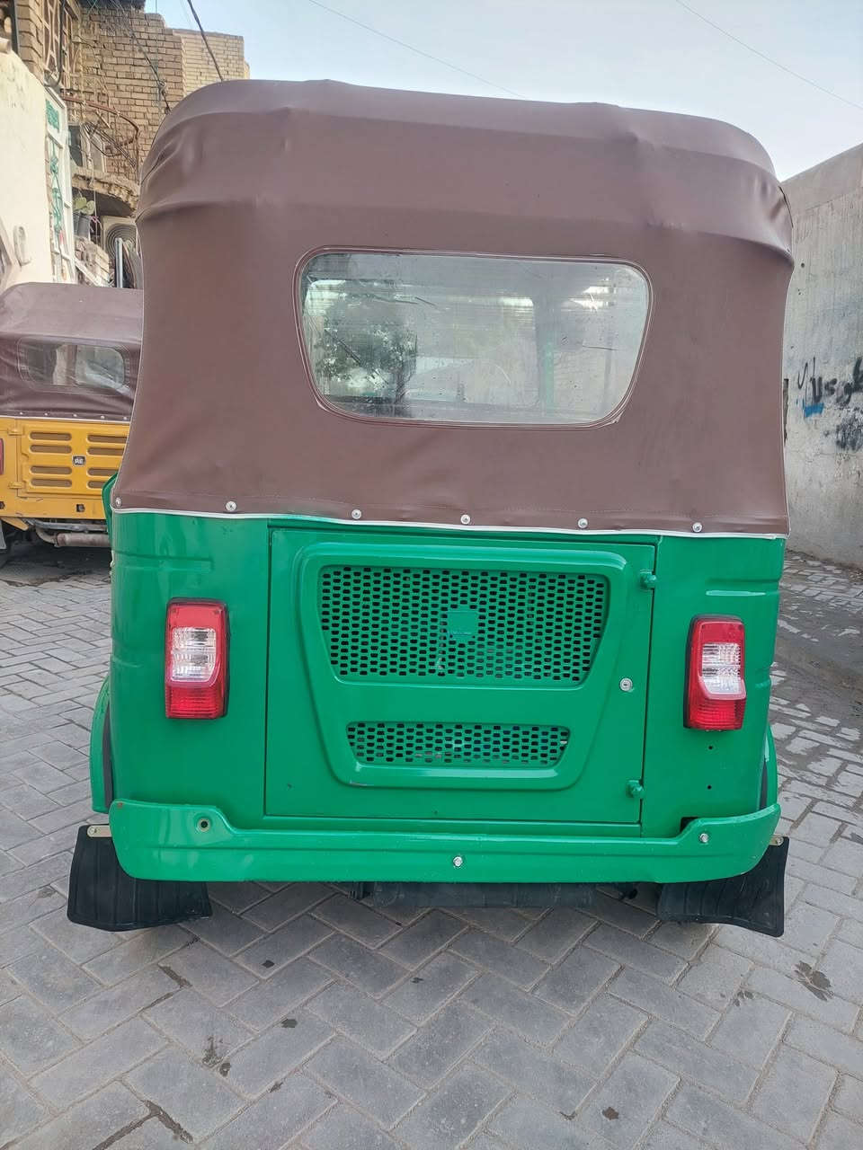 السلام عليكم شباب تكتك للبيع مديل ٢١ أوراق الغبور والقلم ابيعلك كفاله للترقيم مكينه برغي مامفتوح بيها البدي جانت بي ضربه قويه وبدلته وصبغته ابيعلك بس بدي بي صبغ ومعجون الباقي كله مكفول تكتك خير من الله شغل وطلع بوجهك للشارع مكاني مدينه الصدر.    سعرها٦٧٥٠ وبيها مجال قليل. 
***********
