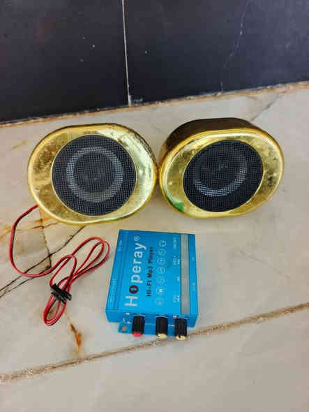 السلام عليكم  يوجد سماعات 2و فلاش و بوق هوة والمايكرفون مثل ما موظح بل صورة السعر 35 الف 
للستفسار *********** الخاص مفتوح
