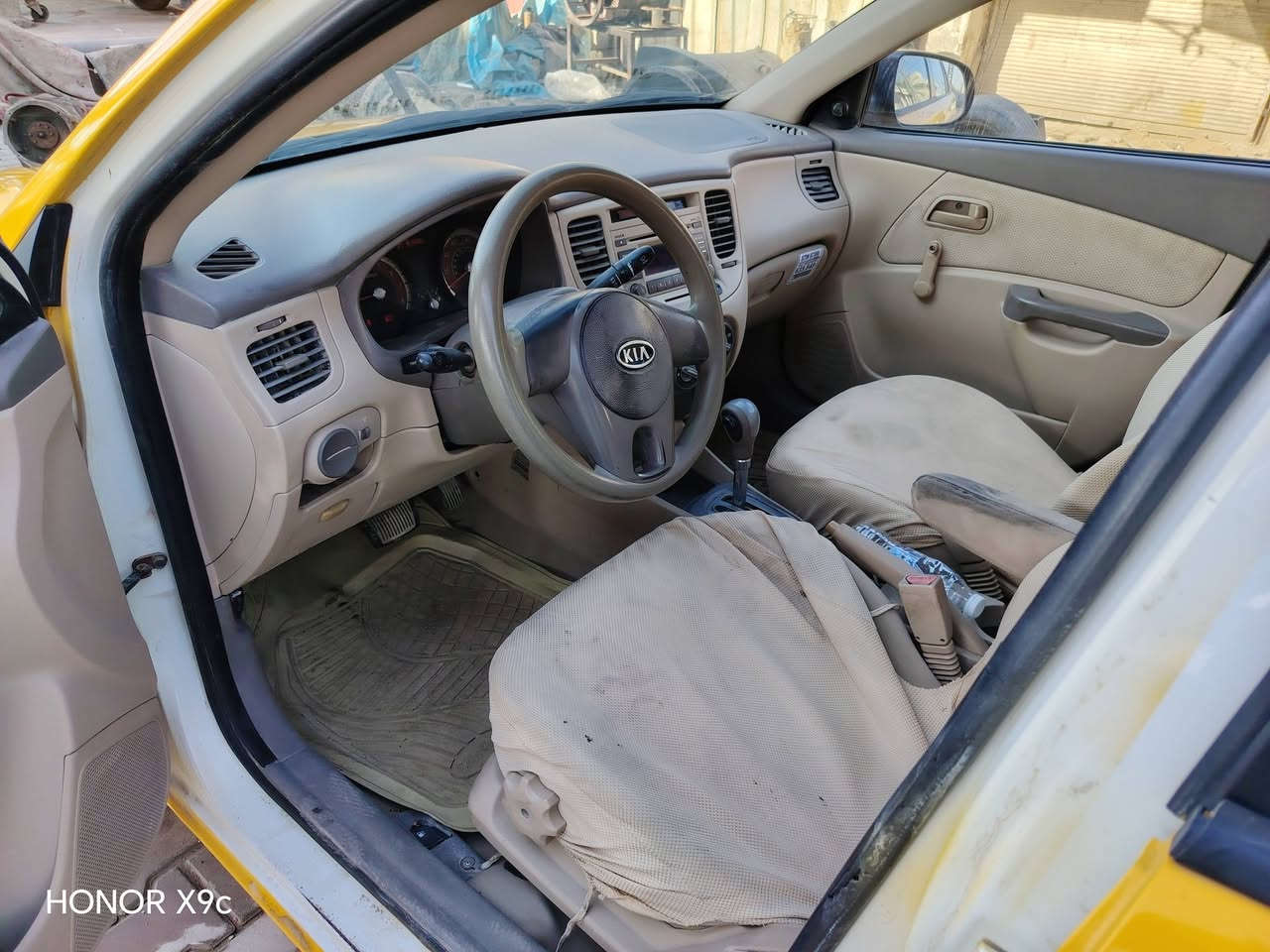 السلام عليكم كيا ريو ٢٠١٠ كير اوتو محرك ١٦٠٠ تبريد شغال تخم تاير جديد رقم دولي بابل باأسمي السيارة مكفولة من الضربة مكاني الديوانية مامتواجد على الفيس *********** السعر ٧٨ وبيه مجال
