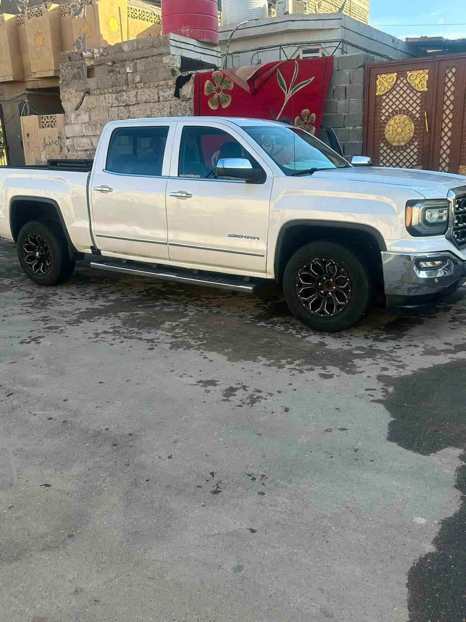 السلام عليكم جمسي سيرا للبيع فقط بدون مراوس مواصفات السياره محرك 5300- 8 V تو ويل مع نضام ايكو يشتغل 4 سلندر على السرعه جوه ال 100 باب طويل بدي قصير المرغوب حساسات امامي خلفي كامره خلفيه رادار امامي مانع تصادم نضام تحديد مسار ونضام منع إلانزلاق تحكم بوضعية السكليتر صعود ونزول كشنات جلد تبريد تدفئه كشنات فتحه الجامه الخلفيه كهربائيه مقاعد كهربائيه خزن وضعية الكراسي تحكم ستيرن كامل مع تدفئه ستيرن اضاءة ترحيب على الأبواب تشغيل عن بعد السياره داخله تقرير غرق بيها حادث بلعراق جهة العبري تصليح وصبغ ربع الجاملغ الأمامي : والدوسه الجوه تصليح وصبغ :  وتبديل باب العبري نفس الون : وبارد بلباب الخلفي والبدي السعر 215 $ وبي مجال *********** العنوان البصره الزبير
