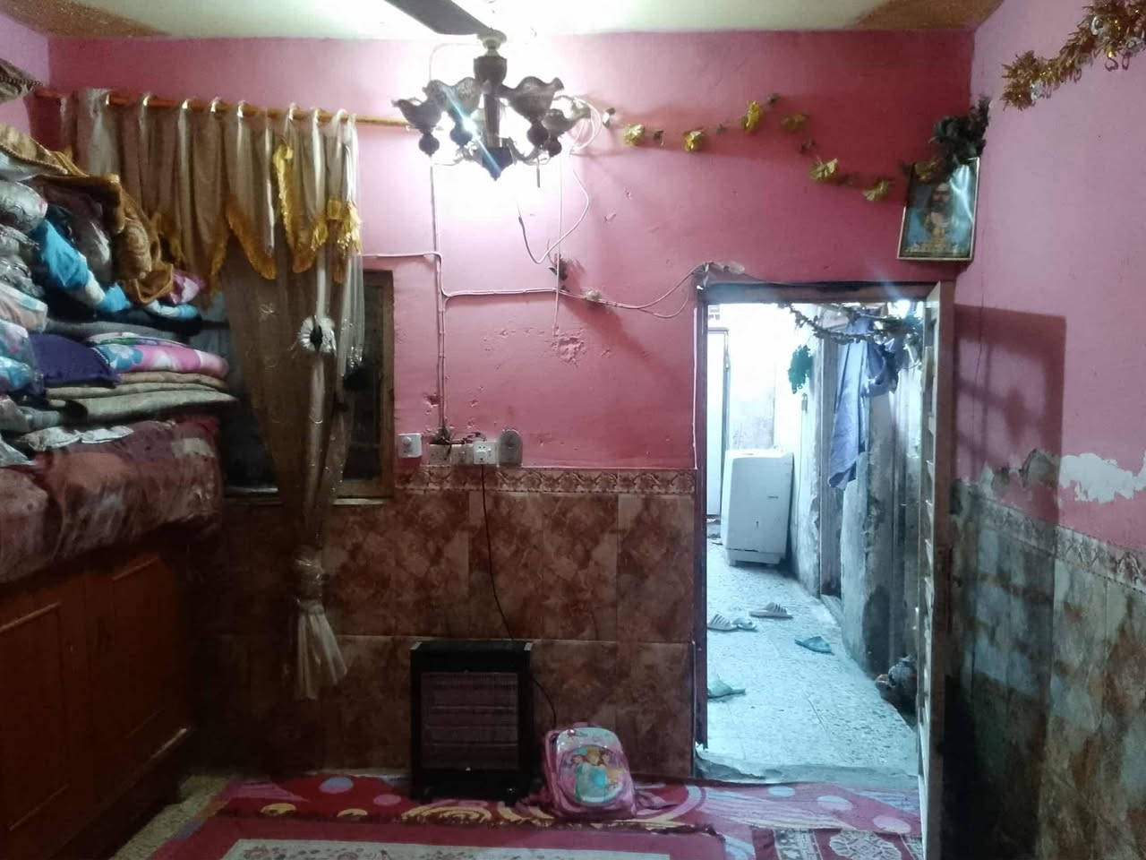 السلام عليكم بيت بلديه البيع معامله كامله باقي على التقيم يتكون من غرفتين وصاله واستقبال وطارمه وسطح خارجي مكان البيت حي العامل قريب مول الباقر قريب المدارس مال البنات ***********
