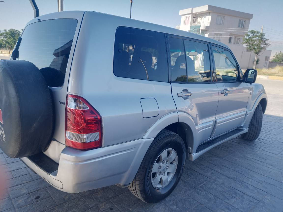پاجیرۆ 2006   GLS 
خــلــیـجــی نـــمــونـــــەی پـــــاکی ســـفـــری شــەریـکـە
تــحـــویـل ئەســـڵی ڕەقـــەم ســـلێـمـــانی ســــەنــەوی تـــــا 2029 تـازەیـە بەنـــاوی خــۆمــانـــەوەیـــە
بــــێ بــــۆیـــاخ بـــێ شوخــــت بـــێ کــــرانـــەوە قەتـــرە کــاڵـــبونەوەی نــــیـــە تەنها یەک بــســت کـــەمتر ساردی هەیە 
فـــول مواســــەفـــات گێـــڕ ئـۆتـۆماتیک و عــادی ســێ ڕیـــزکــــوشن تــەبـــریــد مـــەرکـــەزی ABS چـوارجـام
کـــــارەبـــا ئــاوێنە کــارەبــا ئاوێنەی دەخـــەوێــت نـــــاو فـــۆرمــیــکـــا ئارێـڵ کــــارەبــا دەبـــڵ ئـــەکســــــل بەخــــی لایــــت دۆسەی بــیـــلادی گڵۆپی ســـەر دۆسە مەکینە 3000 زۆر بەهەڵــمــەت و اقتصادییە
گـــێــڕ و مــەکــیــنــەو ئەکــســل و دەبڵ ئــەکســل و تەبریدو گــەرمــی و توندوتـــۆڵــی پرسیاری نـــاوێ
چوار تـــایـــەی ئــەســـڵی لــۆکـــی بــۆ بەستراوە
 بـــە هـــــەمــوو مانـــایــەک لــەســەر دەقـــی شـــەریـــکەیـــە و بـــێ مەســـرەفـــە 
ئـــەگــەر ســەیارەکـە نــانــاســیت و مــشـتەری نیت سەری خۆت و ئێمەش مەیەشێنە هەموو شتێک نوسراوە
نرخـــی ۹٥ وەرەقە
***********
ئەدمــــیــــنـــی  🌹❤ حلبجة, السليمانية
