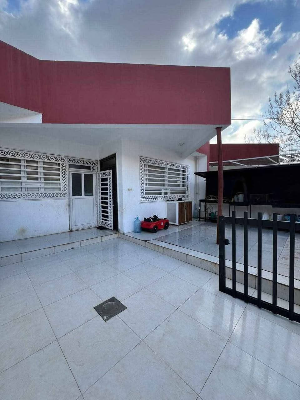 بيت للبيع في مجمع ئافاس Vip ( ١٦٠ متر ) مؤثث بالكامل بس جيب ملابسك واسكن موقع ممتاز يتكون من غرفتين نوم وصالة وحولي ومطبخ وصحيات منفصله وكراج ويبعد عن سوق شقلاوة( ٣ ) دقائق ويسجل باسم كل من يحمل الجنسية العراقية وبسعر(( ٤ )) دفاتر و (( ٣٠ )) ورقة بغداد, العراق


**إذا كنت صاحب هذا الإعلان وتريد حذفه لأي سبب، رجاءا أرسل رسالة إلى الدعم الفني**