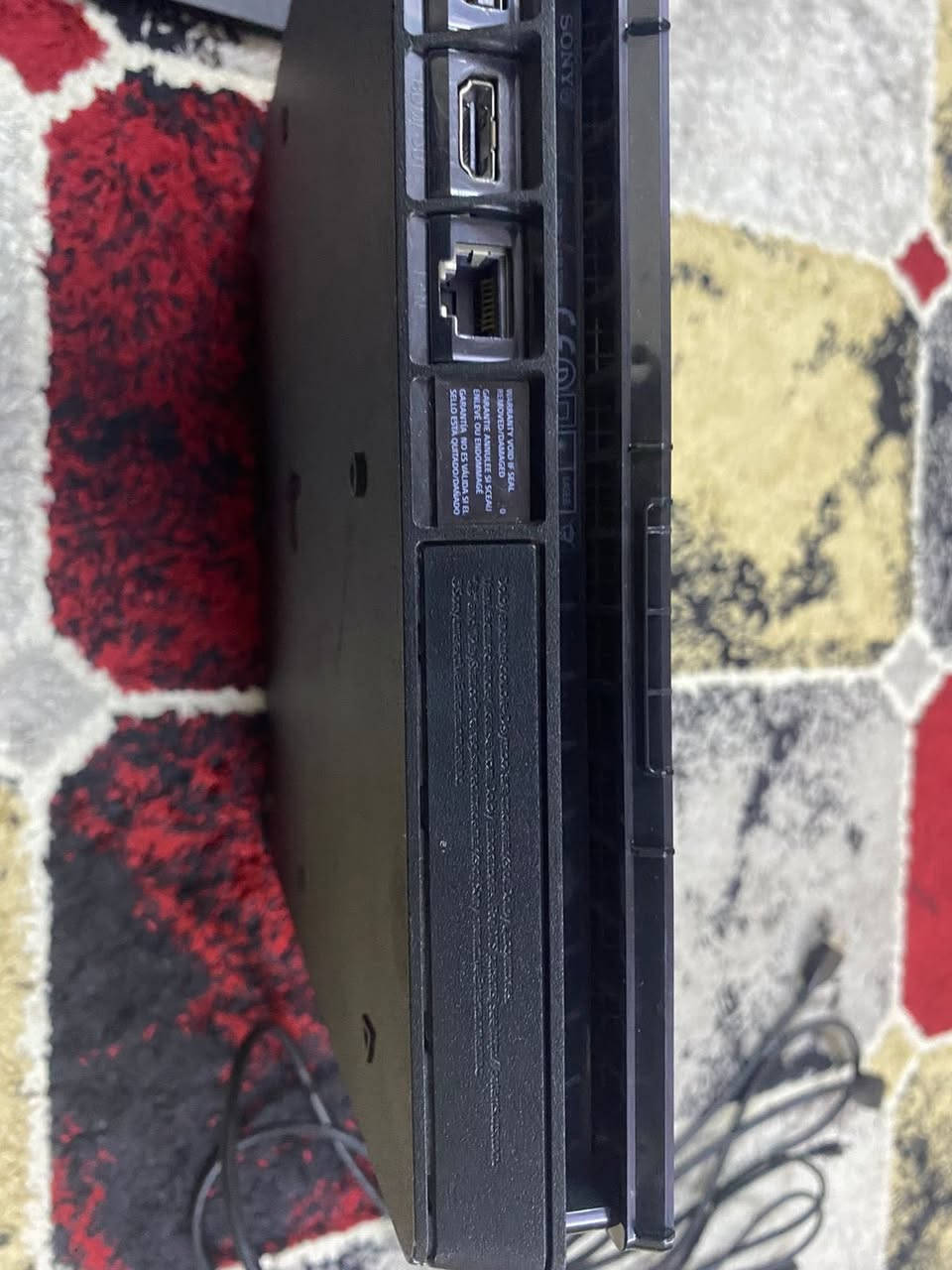 الجهاز لوك ستيكر ما مفتوح واذ اتريد تتكد ما مفتوح من هذني النقاط السود المشر داءره حمر اذا موجودات بالجهاز تحسبهن 8يعني ما مفتوح والمفوت يخلون ابداله هذني النقط السود براغي اصغار جهاز بلي 4سلم ويا حساب اول لاين بي فيفه 24 ولعبه  صباق سيارات ويا لعبه مال ابطال الخارقين مثل التكن وبي حساب فورت نأيت مشحون بي شخصيات مشتريهن ويده مال بلي اصليه وجهاز يوبي اس نضيف بس تبدل بطاريه يمكن سعرهه 15الف البطاريه ويرجع شغال وايراته كاملات وكارتونه الابلي موجوده كل هاذه 265الف وبي مجال المراسله خاص وعل رقم ***********
