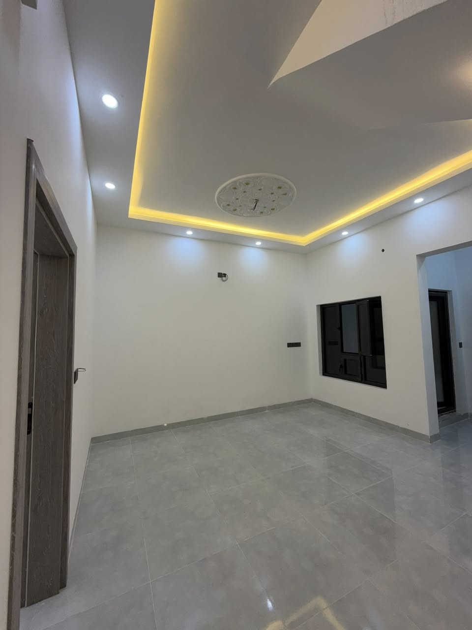 دار للبيع تكريت حي الجمعية
مساحة ١٥٠ متر واجة ٧ ونص نزال ٢٠ متر 
بيت طابقين صفر ٥ غرف نوم
٣ مجموعات صحية
استقبال كبيرة
صالة عدد٢
ومطبخ وكراج
الدار موقع مميز على منتزة
الدار رباط فتل 
واجة حجر حلان 
الدار كلة سحب
تاسيس كلة دفن 
السعر ١٩٠ مليون 
للاتصال ***********
مكتب يوسف للعقار
