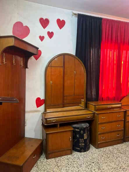 سلام عليكم غرفة للبيع جديدة ونضيفة كلش الستفسار عل رقم واتساب موجود ***********
