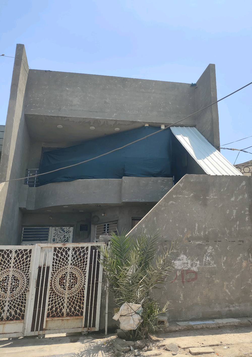 🏡🔥 دار سكني مميز للبيع في بعقوبة – حي النور 🔥🏡

📍 الموقع: ديالى / بعقوبة / حي النور
خلف الصناعه الاولى – قرب أم العظام

📐 مساحة الدار: 200 متر مربع
📏 الواجهة: 7 متر
📏 الطول: 28 متر
🏗️ سنة البناء: 2019

⭐ مميزات الدار:

🔹 الطابق الأرضي:
✅ استقبال كبير
✅ صالة واسعة
✅ مطبخ
✅ غرفتين نوم
✅ مناور مناسبة للتهوية والإنارة

🔹 الطابق العلوي:
✅ استقبال
✅ صالة كبيرة
✅ مطبخ
✅ غرفتين نوم
✅ صحيات كاملة

⭐ مميزات إضافية:
✅ الطابق العلوي مستقل بالكامل عن الطابق الأرضي
✅ كهرباء مستقلة
✅ ماء مستقل
✅ مجاري مستقلة
✅ درج خارجي خاص للطابق العلوي
✅ مناسب لسكن عائلتين
✅ مناسب للاستثمار وتأجير أحد الطابقين
✅ المنطقة مخدومة بالماء والكهرباء
✅ قريب من الأسواق والمدارس والخدمات

🏠 دار نظيف وجاهز للسكن بموقع ممتاز ومنطقة هادئة ومخدومة.

📞 للاستفسار والمعاينة:  وات ساب(***********)

🔹 السعر: للجادين فقط / قابل للتفاوض بعد المعاينة.