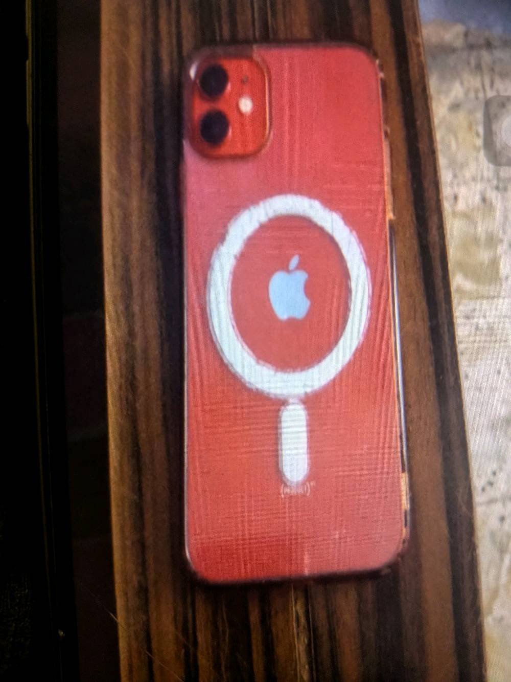 أعرض جوال آيفون مع غطاء باللون الأحمر بحالة جيدة. السبب للبيع هو الانتقال إلى جهاز جديد. الجوال يأتي مع جميع الملحقات الأصلية وقابل للتفاوض على السعر. بلايستيشن 4 أيضًا متوفرة للبيع، تضم وحدتين تحكم وألعاب متعددة مثل GTA V. العرض يشمل جميع الأسلاك والملحقات الضرورية لبدء الاستخدام مباشرة.