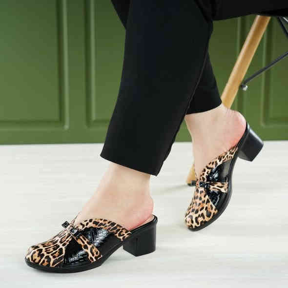 يسعد مسائكم بالخير زبائنا الكرام 
كل ماهو جديد ومميز تجدونه لدى احذيه وحقائب علاء 
شحاطات سابو مقبط جلد طبيعي ارتفاع 3 سم طبي خفيف 
موديلين بالمنشور وألوان تجنن قطعه ١٧ قطعتين ٣٠
للحجز مراسله البيج او واتساب ***********
العنوان ديالى المقداديه حي المعلمين مجمع العطافي داخل القيصريه مجاور عطاريات ابو شهد وصيدلية
