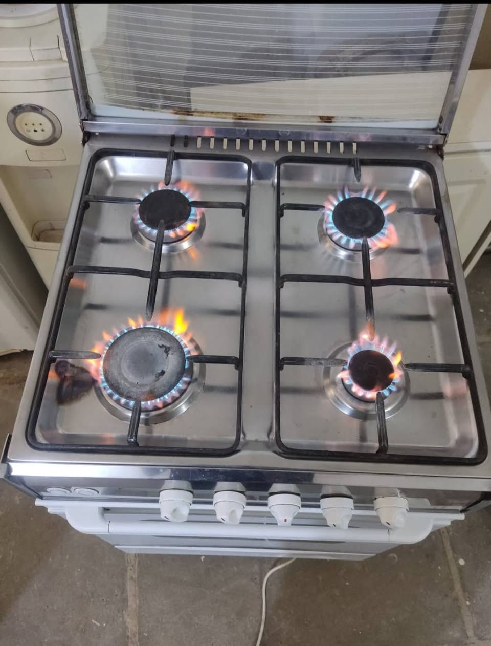 بيع مستعجل طباخ 4 عيون  استعمال قليل  نضافه 95  بل 100   سعر خاص   ***********. ***********. بي واتساب. ديوانيه
