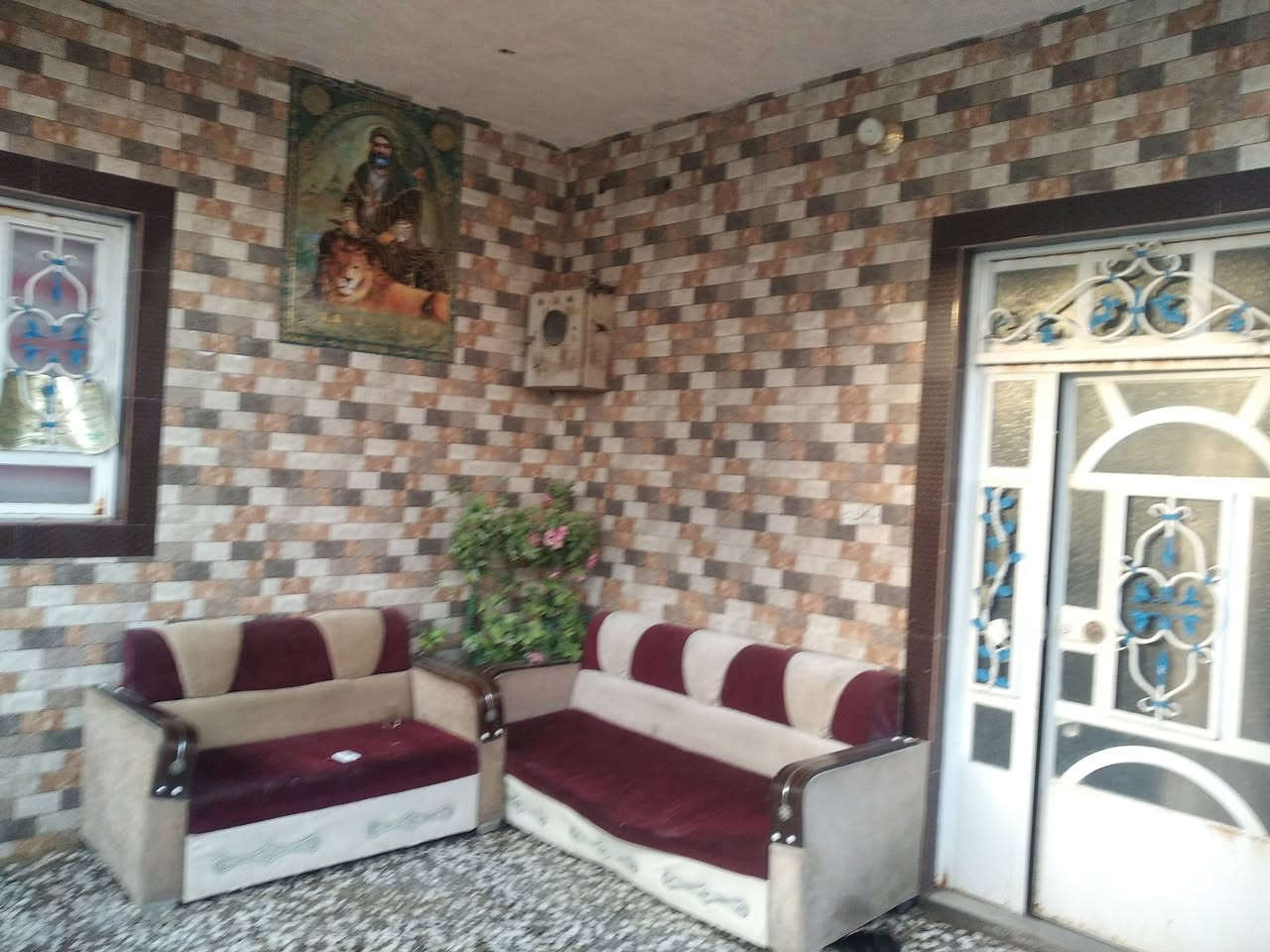 السلام عليكم عندي بيت لبيع لوعود الكاذبه إعادة النشر بيت مساحه 200متر ركن على شارعين اعلى من شارع متر مطلوب عقاري 36مليون تسديده 198الف كل شهريحتوي البيت على غرفتين نوم وصاله كبيره واستقبال كبير ومطبخ كبير بناء عالي وكراج سياره  كبير ومغاسل داخليه و خارجيه وممر خارجي مسرمك من الداخل والخارج  أرضيته كرانيت الاستفسار اكثر على الرقم ***********
