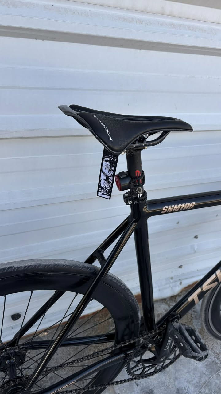 •	الماركة: Tsunami
• الموديل: SNM100
 • النوع: Fixed Gear / Single Speed
 • الفريم: ألمنيوم خفيف الوزن (خفيف وسريع)
 • اللون: أسود مع كتابة ذهبي
 • المقود: دروب بار (Road Drop Bar)
 • الرنك: ألمنيوم مع كرنك قوي
 • الجنطات: عريضة ستايل ديب رِم (شكل سبور)
 • الفرامل: أمامي (مركب فرامل أمامي)
 • الحالة: نظيفة جداً / مثل ما مبين بالصور
 • مناسبة للطول: تقريباً من 168  – 177 سم (قياس الفريم M )


**إذا كنت صاحب هذا الإعلان وتريد حذفه لأي سبب، رجاءا أرسل رسالة إلى الدعم الفني**