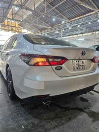 كامري ٢٠٢٤ لون ابيض هايبرد خليجي ماشية اربعينات مكفولة كفالة عامة للأس...