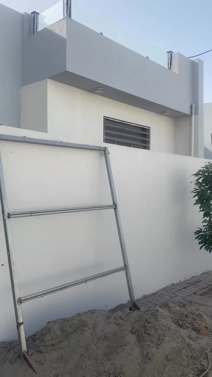 السلام عليكم بيت في مجمع درة المثنى خلف شركة الكي كارت المساحة ٢٠٠م طابق واحد جديد غير مسكون للإيجار تفاصيل البيت غرفتين وصالة وبراني وموزع ومجمع صحي العدد ٢ لاستفسار الاتصال على الرقم *********** أو مراجعة مكتب عقارات الثابت عنوان المكتب السماوة حي الحكم مجاور مجمع الالماني توتل مقابل متنزه النورين أكتب كلمه تم سيصلك السعر والتفاصيل.
