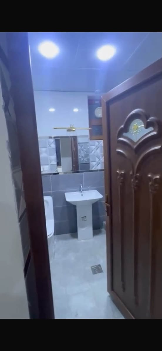 شقه زيرو مساحتهه ١٧٠ متر للايجار في يرموك الداخليه تفاصيل طابق ثاني تحتوي على ٣ غرف كبار وصاله واسعه ومطبخ وحمام وبالكون سعر الايجار مليون  للاستفسار ***********

