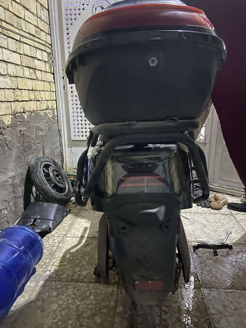 السلام عليكم 
دراجه شحن نوع GT 
6 بطاريات سرعه ٩٠ نقص بجم  و ويل امامي فقط 
الدراجه بيها درع داير مدايرها 
٤٠٠ وبيها مجال بسيط او مراوس بدراجه 
عنواني الامين الثانيه شهداء النفط 
متواجد خاص ***********
