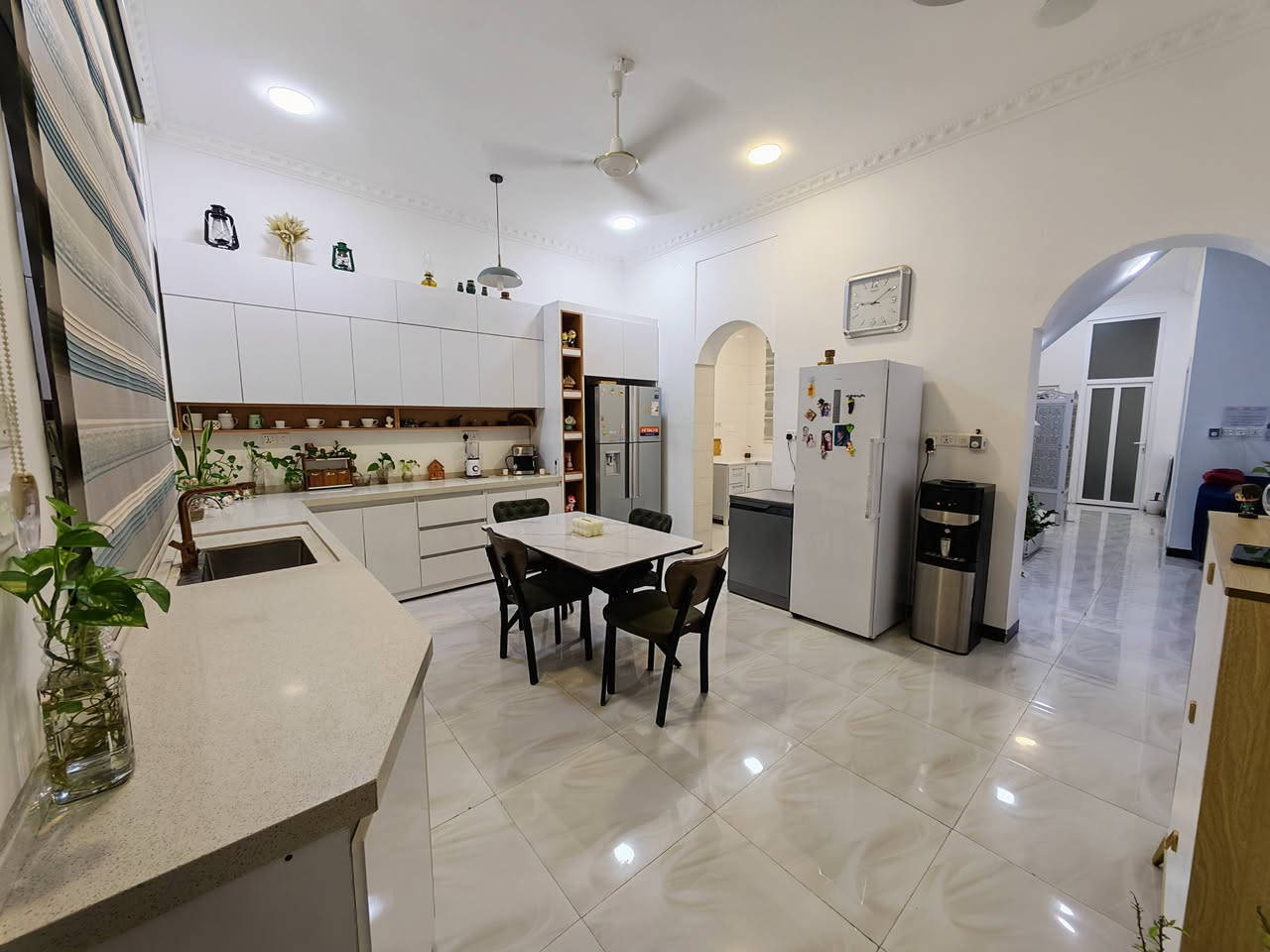 🏡 للـــبيــــــــع دار سكنـــــــي بموقع مميز 
📍 الموقع: شارع_80 خلف نون_مول 
✨ المواصفات:  
▫️ المساحة: 180 م²  (طابو زراعي سند 25) 
▫️ الدار ركن على شارعين 
▫️ بناء حديث 2024 
▫️ موقع مميز خلف التجاري (عرض الشارع 10م) 
▫️ تحتوي المنطقة على كافة الخدمات ماء وكهرباء ومجاري وتبليط 
..........
🔹 الطابق الأرضي:
- مطبخ بارد كبير 
-مطبح حار منفصل 
- هول واسع ومنفصل 
- استقبال منفصل 
- غرفة نوم كبيرة 
- صحيات عدد 2 (للضيوف والخدمة)  
- منور واسع 
- كراج سيارة 
🔹 *الطابق العلوي:
- غرفة نوم  ماستر (تحتوي على صحيات)
- غرفة نوم 
- هول كبير 
---------------------------------
📞 للاستفسار والمعاينة: 
الاتصال على الارقام :
***********☎️ واتساب    
او مراجعة المكتب 
الحلة _ الكرامة الشارع المشجر مجاور اسواق المطار 1 
--------------------------------
✅ نستقبل جميع عروضكم السكنية 🏠 والتجارية 🏡 بكافة مناطق الحلة
