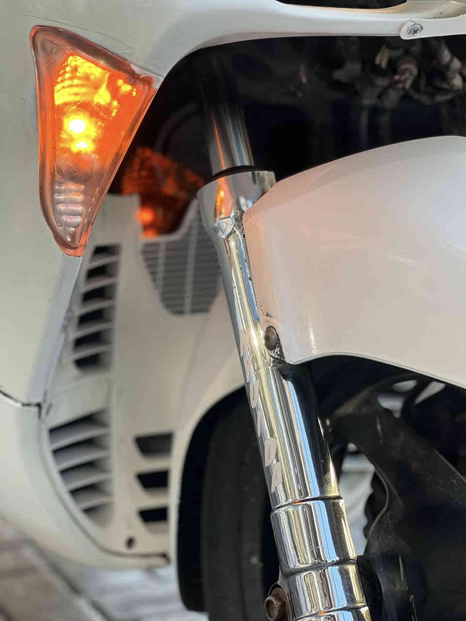 ️ 🔥دراجة هوندا 0.8 زيرو – VVIP فول مواصفات🔥
0.8 كرستال (بومة) 🦉 من القطع المميزة والنادرة داخل العراق 🇮🇶

🔹 الدراجة رمبة ممشّة استعمال خفيف جدًا
🔹 المكينة أصلية 🔧 غير مفتوحة وغير خاضعة لأي صيانة
🔹 صوت ناعم جدًا 🎶 بدون أي مشاكل
🔹 انطلاق قوي جدًا 🚀 وسرعة تصل إلى 160 كم
🔹 الدراجة على وضع الشركة بالكامل 🏭
🔹 التعديل فقط ديكور خارجي للجمالية ✨

⚙️ الدراجة عمية (الكير العادي ملغي)
✔️ الكير موجود ويمكن إرجاعه بأي وقت
✔️ الإلغاء كان خوفًا من الأعطال فقط

⸻

⚙️ المواصفات:
🔊 4 سستم صوت
🔐 قفل ستيرن
🔐 قفل صندوك
‏🅿️ سايد بريك
🛑 بريك خلفي دسك
🛑 بريك أمامي دسك
🦵 ستان خلفي
🦵 ستان جانبي
⚡ كهربائيات كاملة بدون أي نقص
💡 لايتات عالي ناصي
🔴 بك لايت
🚨 أشاير / رباعي
📣 هورن
🛞 تايرات جديدة أمامي وخلفي
🪞 مراي جانبية
📡 الحساسات تعمل بالكامل
🪑 دوشمة كشن
🪽 سلة وحشية نيكل
🪽 جناح خلفي

💎 الدراجة راقية جدًا واصاحب الخبرة يعرف قيمتهة

💰 السعر: 10 ورقات – سعر نهائي نهائيًا ❌ بدون أي مجال
📌 علمًا أن نفس الدراجة انباعت سابقًا بـ 14 ورقة وهذه أنظف ✨

🚫 التوصيل للمحافظات غير متوفر
✅ يمكن إرسال شخص من قبلك بدون أي مشكلة

📍 المكان: البصرة – جزائر
📞 رقم الاتصال: ***********
