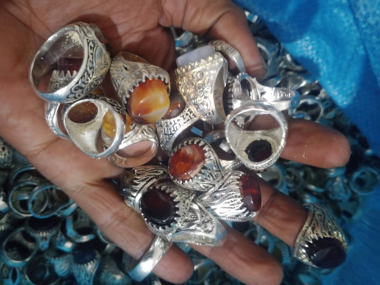 محابس فضه ايراني ابيض من الفضه العراقي مختوم سعر المحبس ١٢٥٠ جمله فقط لصحاب البيجات لناس على باب الله الفحص أمام المندوب يوجد توصيل لجميع المحافظات رقم الحجز الواتساب ***********
