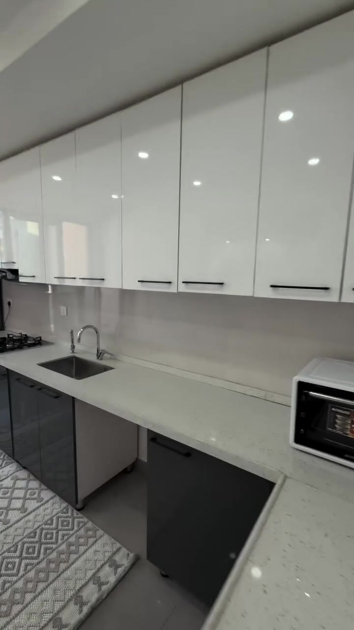 شقة فاخرة مؤثثة للإيجار

📍 مجمع النسيم السكني – حي الجهاد، بغداد

📐 المساحة: 140 م²
🏢 الطابق: التاسع

شقة فاخرة مؤثثة بالكامل بإطلالة مميزة على الحدائق والنافورة والمدرسة البريطانية.

مواصفات الشقة:
✔ مؤثثة بالكامل بأثاث عصري وفاخر
✔ مجهزة بجميع الأجهزة المنزلية
✔ تشطيبات حديثة وراقية
✔ صالة معيشة واستقبال واسعة
✔ مجمع آمن مع مواقف للسيارات

مناسبة للأجانب، وموظفي المنظمات، وموظفي السفارات، وموظفي الشركات، والراغبين بالسكن طويل الأمد.

💰 الإيجار الشهري: 2,200,000 دينار عراقي
📅 مدة الإيجار: يفضل عقد سنوي مع تسديد سنوي

💡 **عندك عقار تريد تبيعه أو تأجره؟** تواصل ويانه وإحنا نتكفل بالباقي!
📞 **للتفاصيل والاستفسار:**
 * ***********
 * ***********
 * ***********
