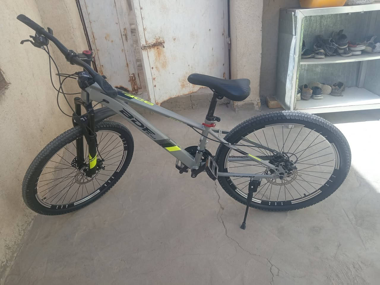 سلام عليكم بيسكل البيع ما مستخدم فقط 3ايام سعر 180وبي مجال ***********
