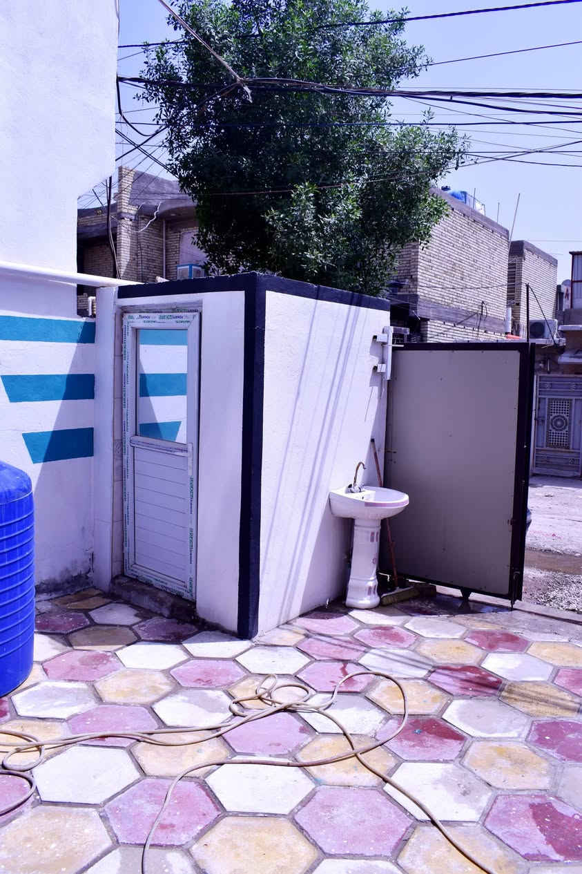 ⭕دار للبيع ⭕
السلام عليكم ورحمة الله وبركاته
 دار للبيع  - غير مستخدم -

موقع البيت قرب الجزيرة السياحية يبعد 5 دقايق عن الجزيرة
 بشارع المركز

جنس عقار الارض : ثلثين الك - بثلث واحد للماليه 

 بفرع عرضه 10 متر
موقعه ببداية الفرع قريب على الشارع
-بناء جديد غير مستخدم كامل مكمل 
-الاساس رفت مسلح والبناء بلوك 

-البيت مؤثث جزئيا واضح بالتصوير 
-( الاستقبال كامل ستائر جودة فاخرة جديد + قنفات جديد غير مستخدم + ميز تلفزيون كله جديد غير مستخدم )

-المطبخ ( كاونتر جديد مفصل على المكان كامل 
+فتحات مفرغات + مفرغه جديده بس تشدهة )

مساحة البيت 100 متر 
الواجهة 5 متر 

عدد الغرف 2 
الغرفه الجوه العرض 3 ونص والطول 4 ونص + ترك
الغرفه الفوگ الطول 5 ونص والعرض 4 ونص + بيتونه 
الاستقبال الطول 5 ونص والعرض 3 ونص 

البيت مدفوع مي وكهرباء كامل
السعر ١٣٠ 

اي استفسار تحتاجه
رقم صاحب الدار 👇🏻

***********
***********
***********
***********
