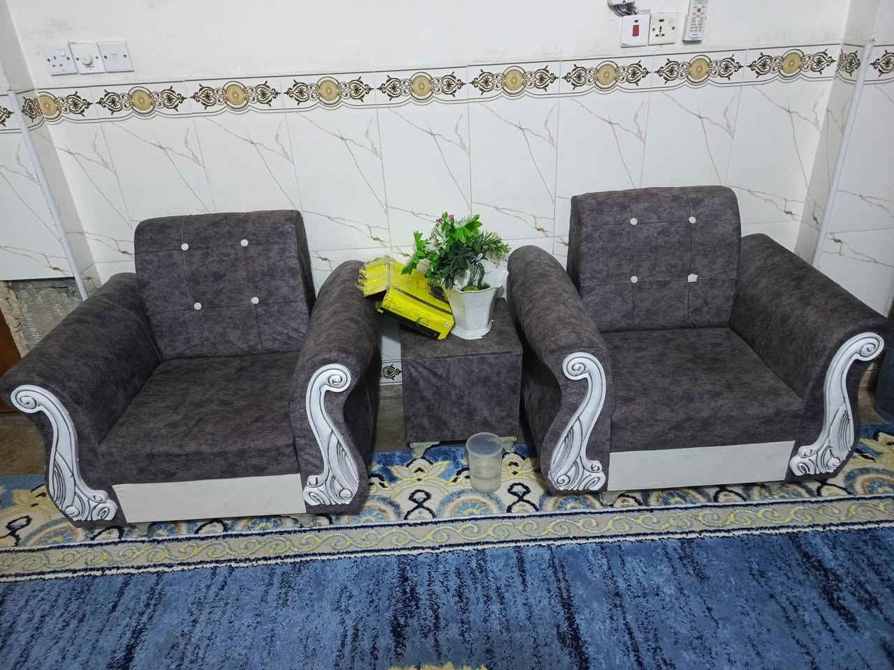 سلام عليكم تخم عشر مقاعد للبيع مع اربعه كوشات مع زوليه مع طبله 
استعمال شهر واحد مابي اي كسر او شك 
المكان العبيدي شارع 20
السعر 225
موبايل ***********
