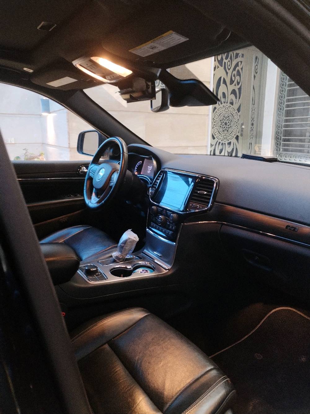 جيب كراند شيرو كي الفئه الثمانينيهth80  موديل 2021 وارد ماشيه 42 ميل  رادار امامي بيها صبغ نص احزام اثر شخوط  حادثها الجاملغ الايسر   لغود شاصي  ايرباكات كلهن مكفولات السياره باسمي واني مستوردها واني مصلحها .سياره ماناقصها اي شي   مراوس برادو  حسب الاتفاق  عنواني بغداد 