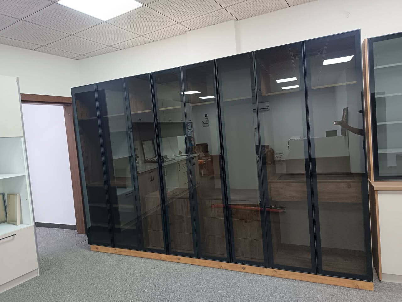 سلام عليكم عرض جديد غير مستخدم مطبخ خشب HdF عصري  مع كوارتز طبيعي  مع كنتور Dressing room دريسنك روم 8 ابواب بتصميم حديث خصم %30  للاستفسار الاتصال على الرقم *********** واتس مع اتصال
